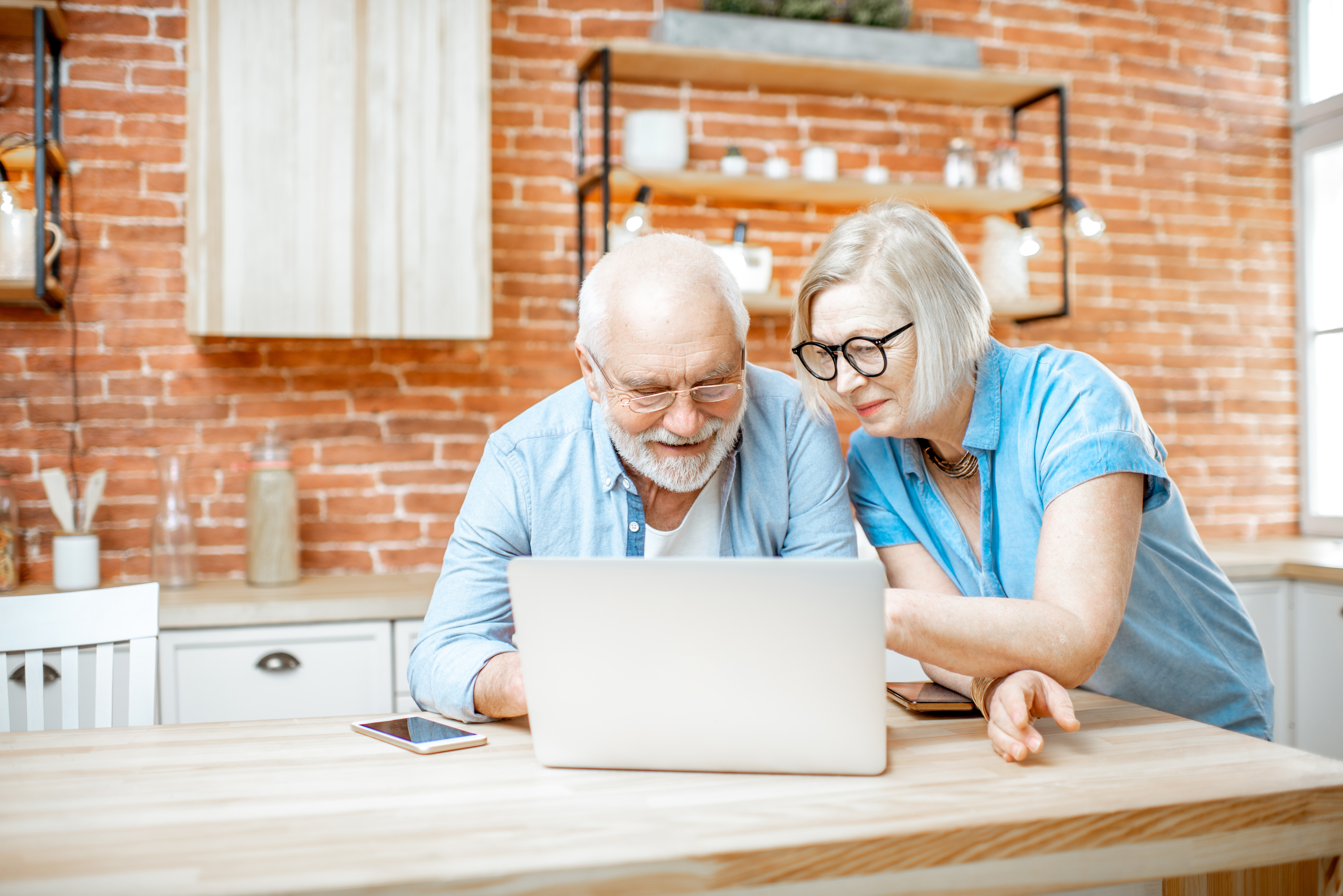 couple-exploring-retirement-annuity-options
