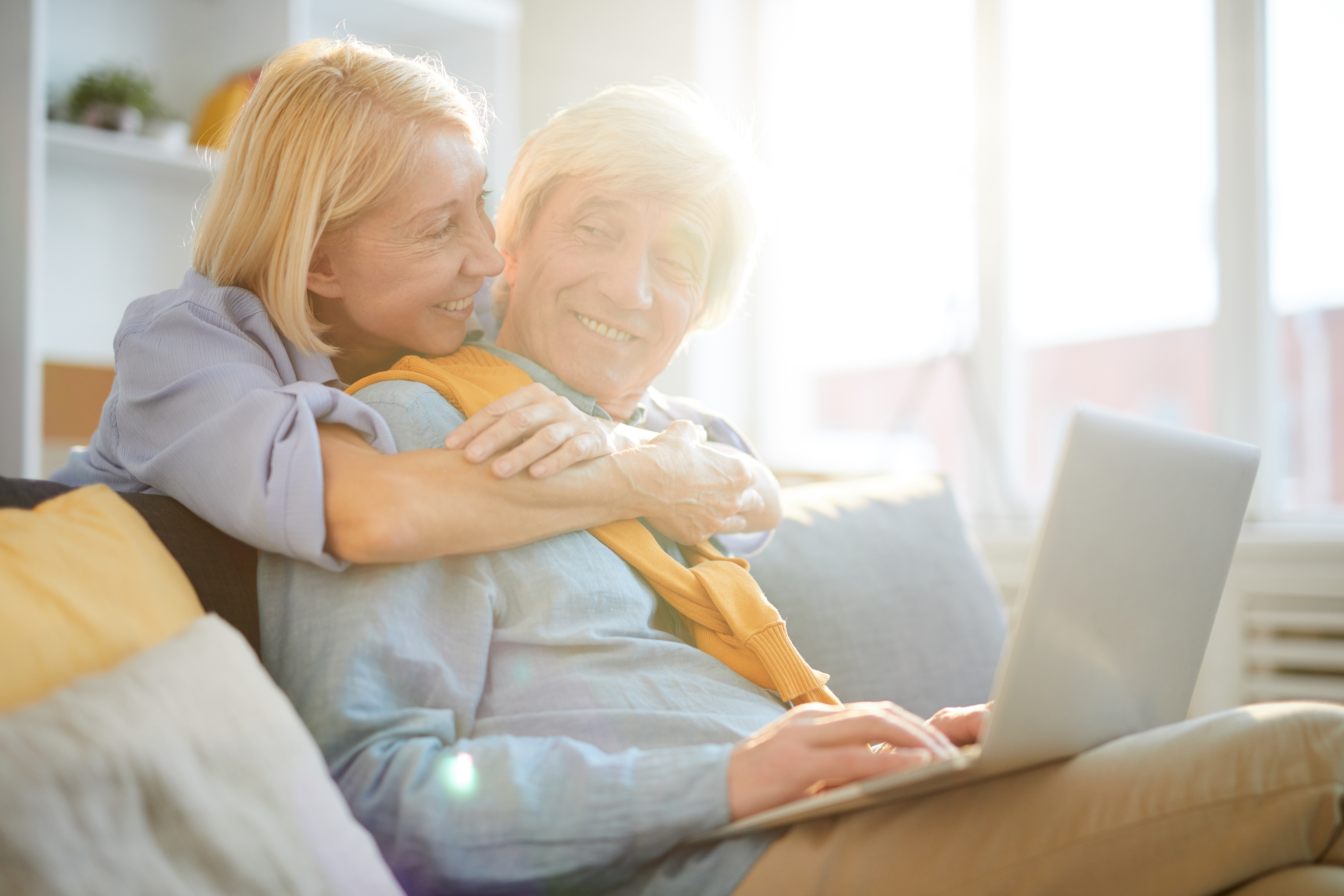 couple-exploring-guaranteed-acceptance-life-insurance-on-laptop