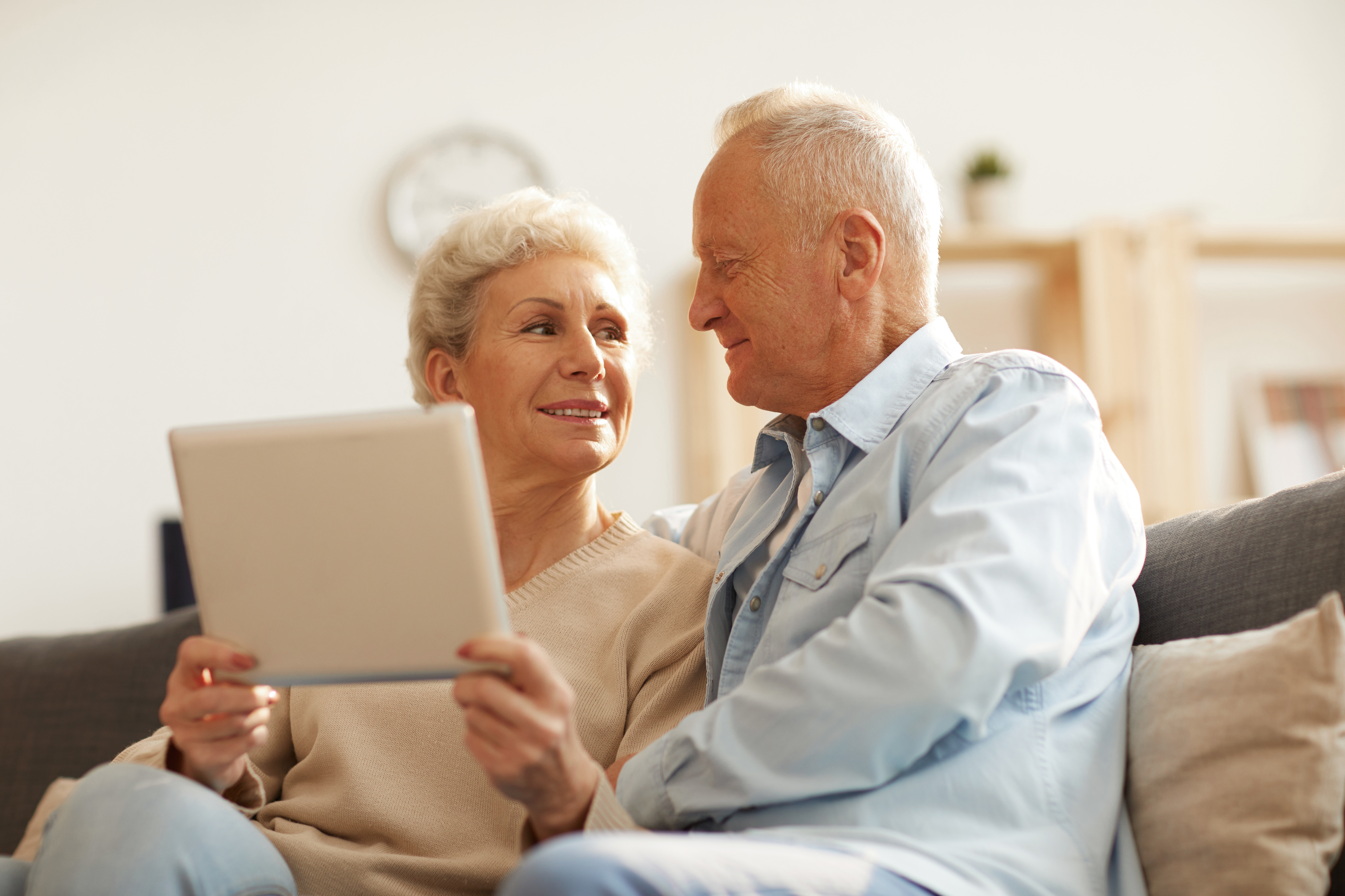 couple-using-tablet-to-explore-life-insurance-options-after-pancreatic-cancer-diagnosis