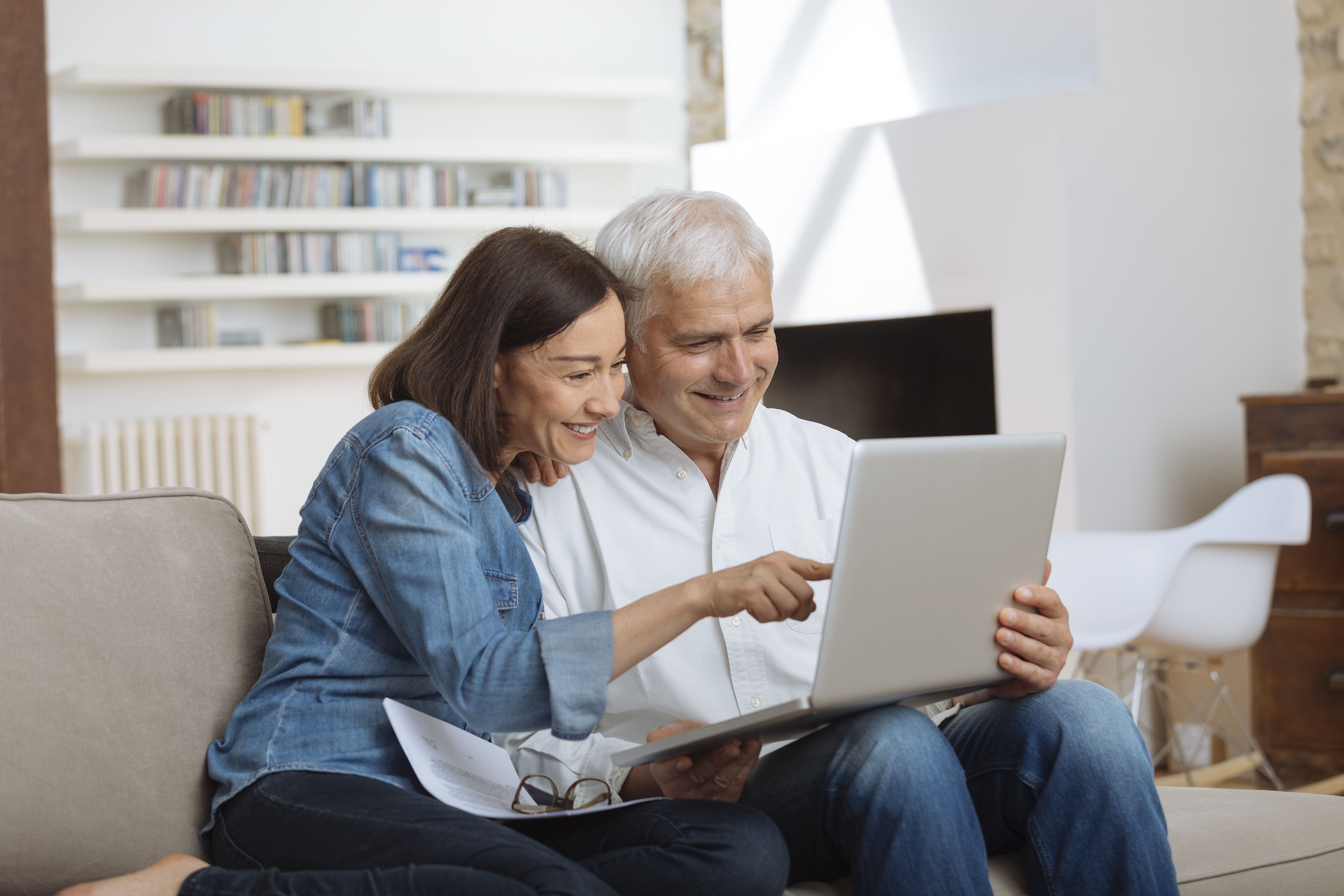 couple-using-laptop-to-explore-life-insurance-options-for-crohns-patients