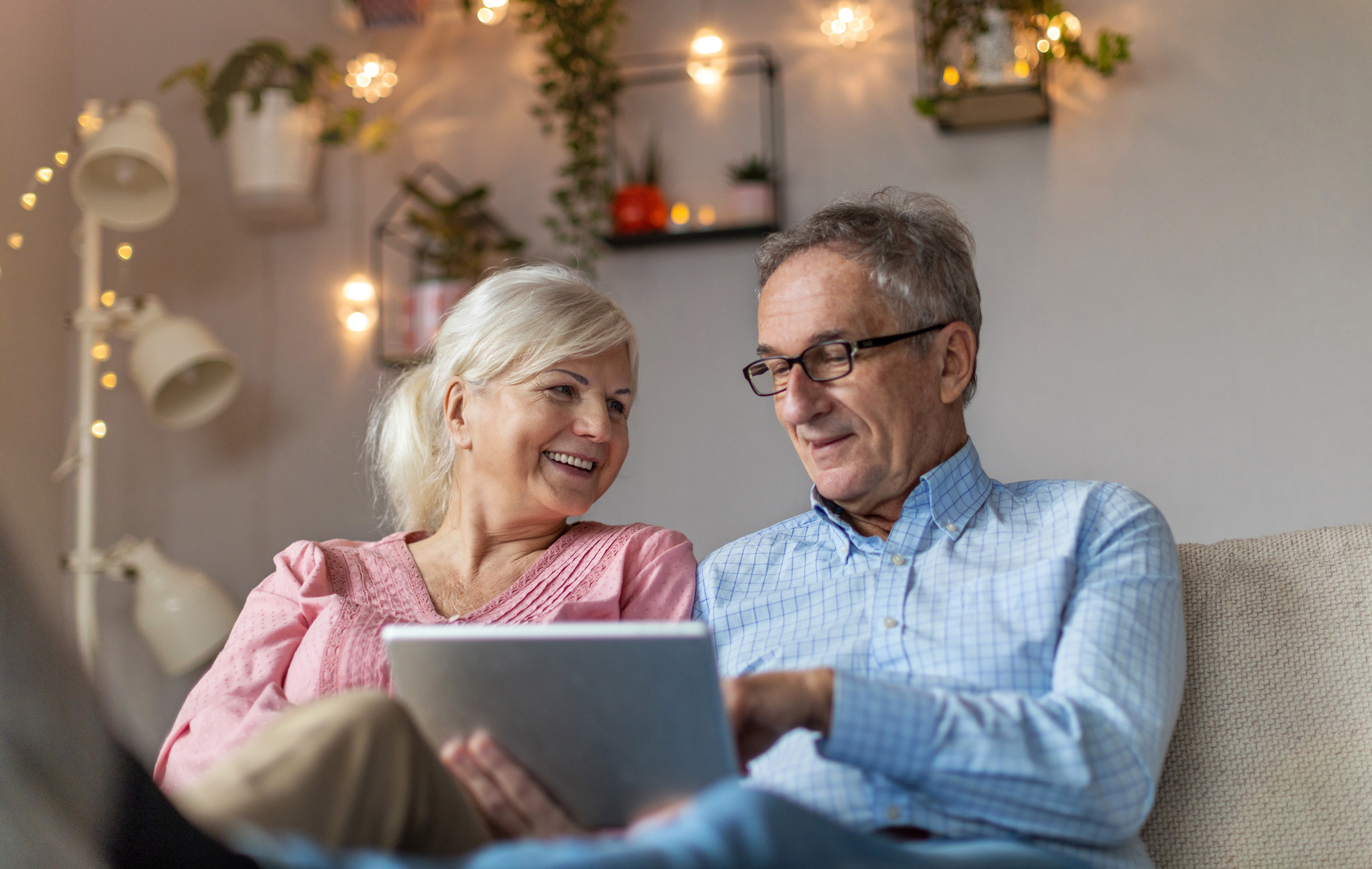 couple-exploring-life-insurance-options-with-multiple-sclerosis-on-laptop