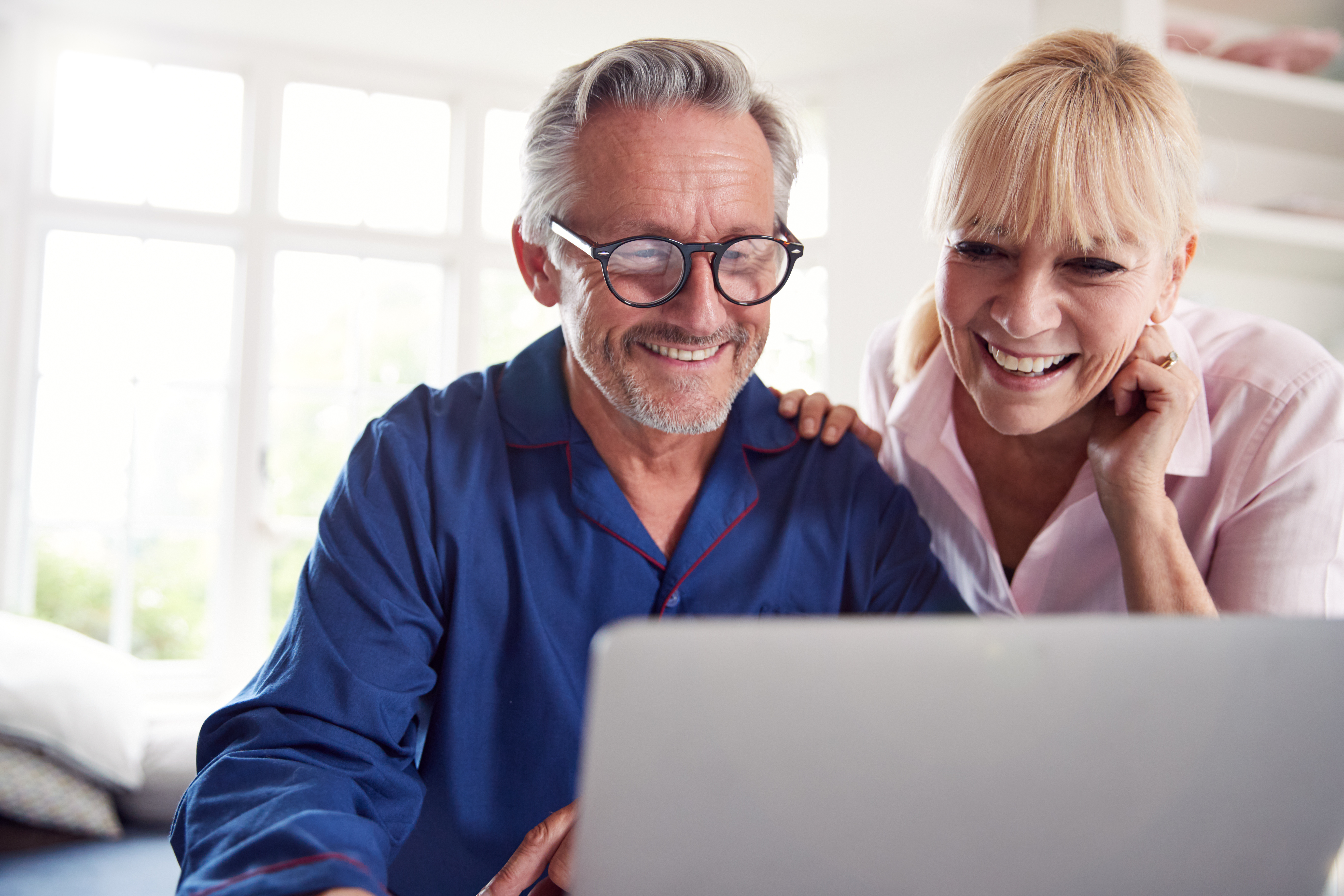 couple-exploring-massmutual-long-term-care-insurance-at-home-on-laptop