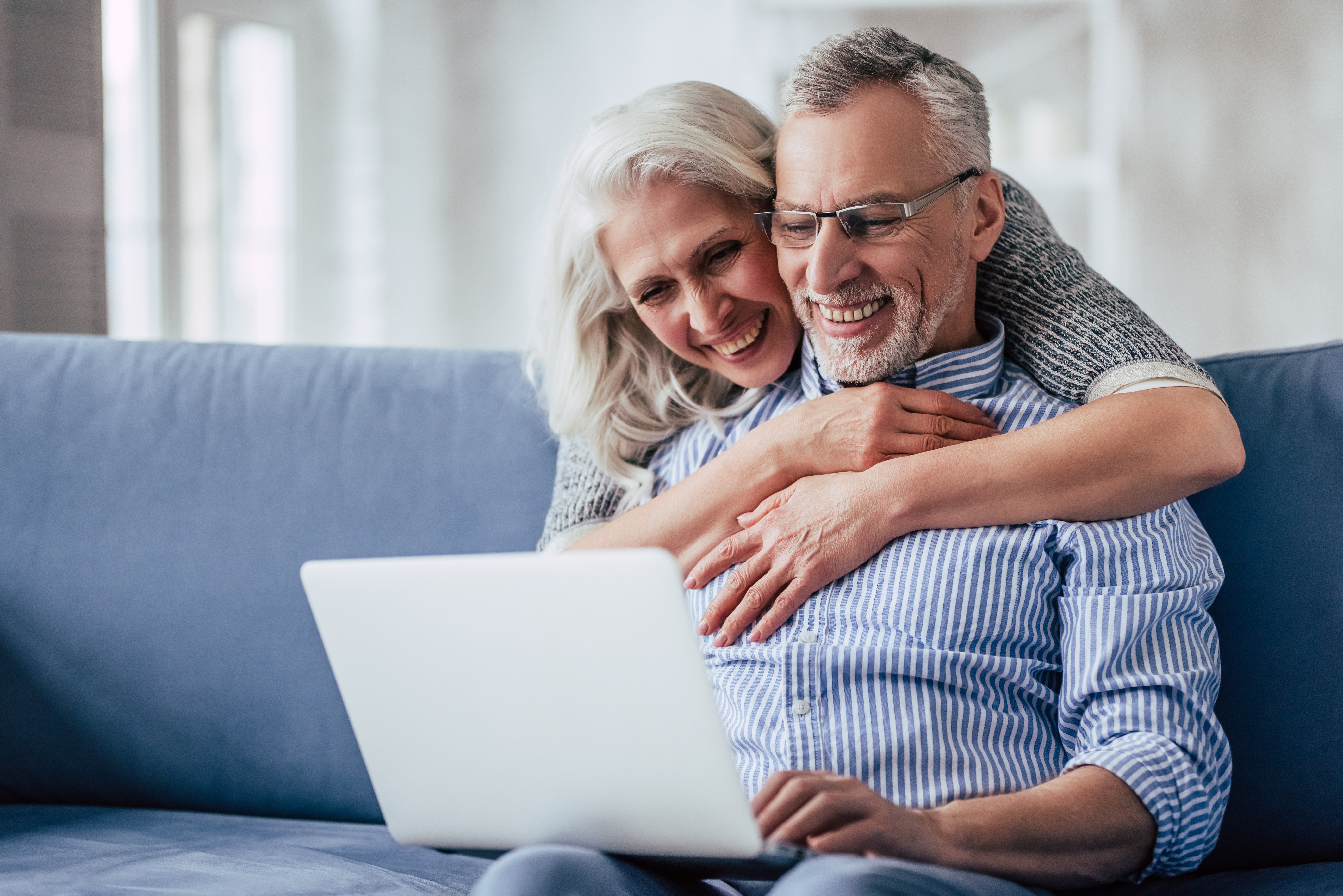 happy-couple-after-purchasing-an-indexed-annuity