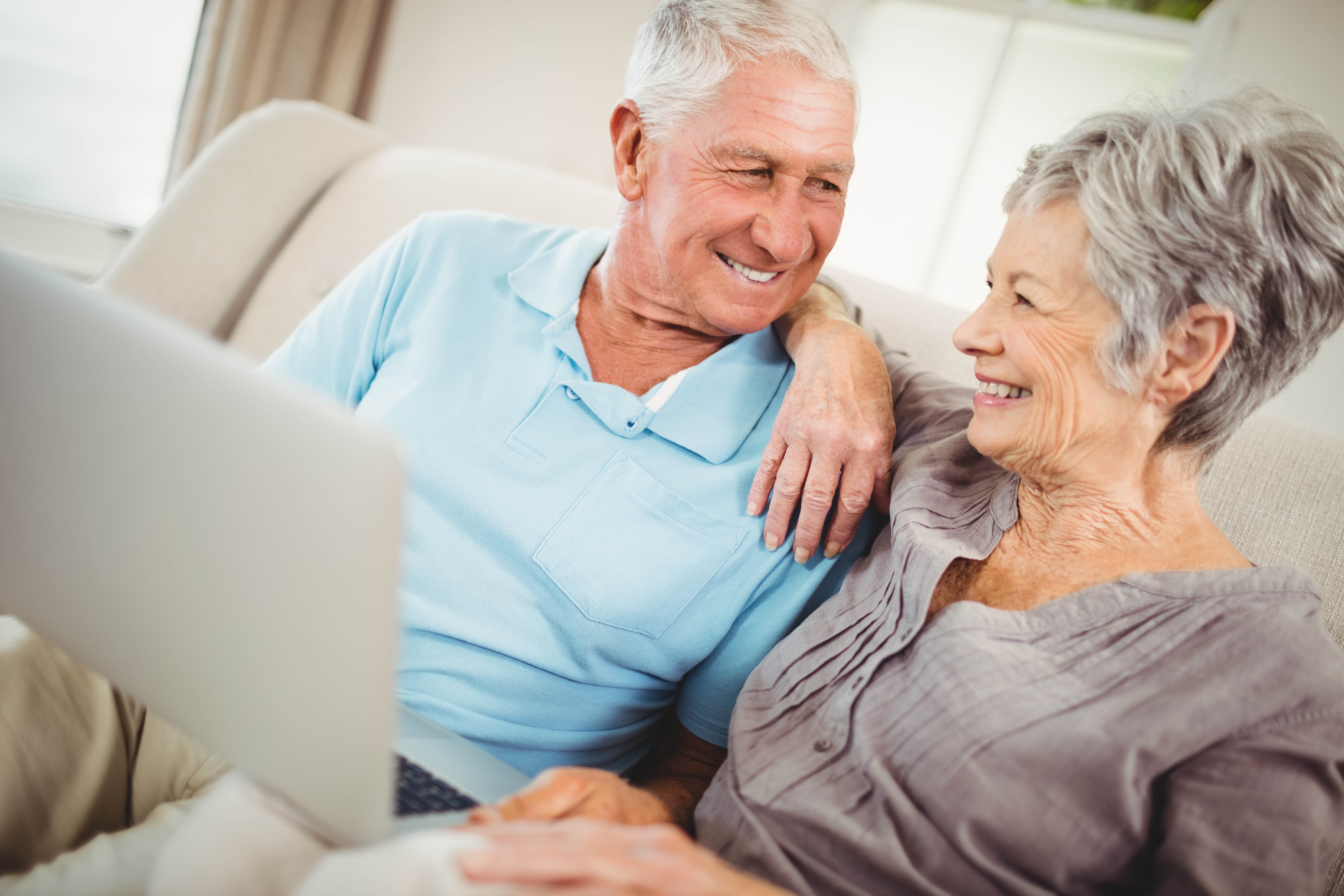senior-couple-exploring-life-insurance-with-kidney-disease-on-laptop