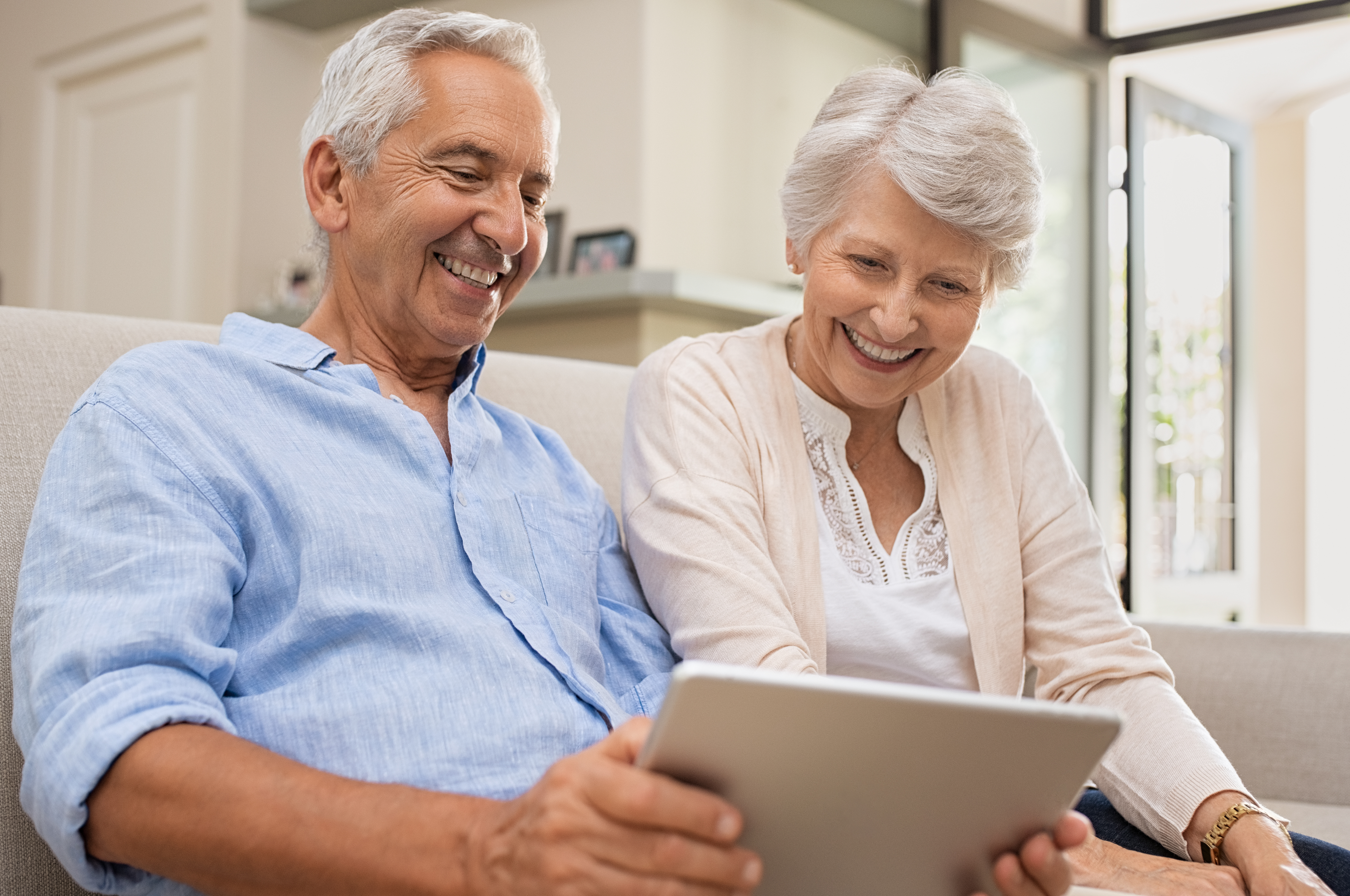 seniors-exploring-life-insurance-policies-for-parkinsons-patients-on-tablet