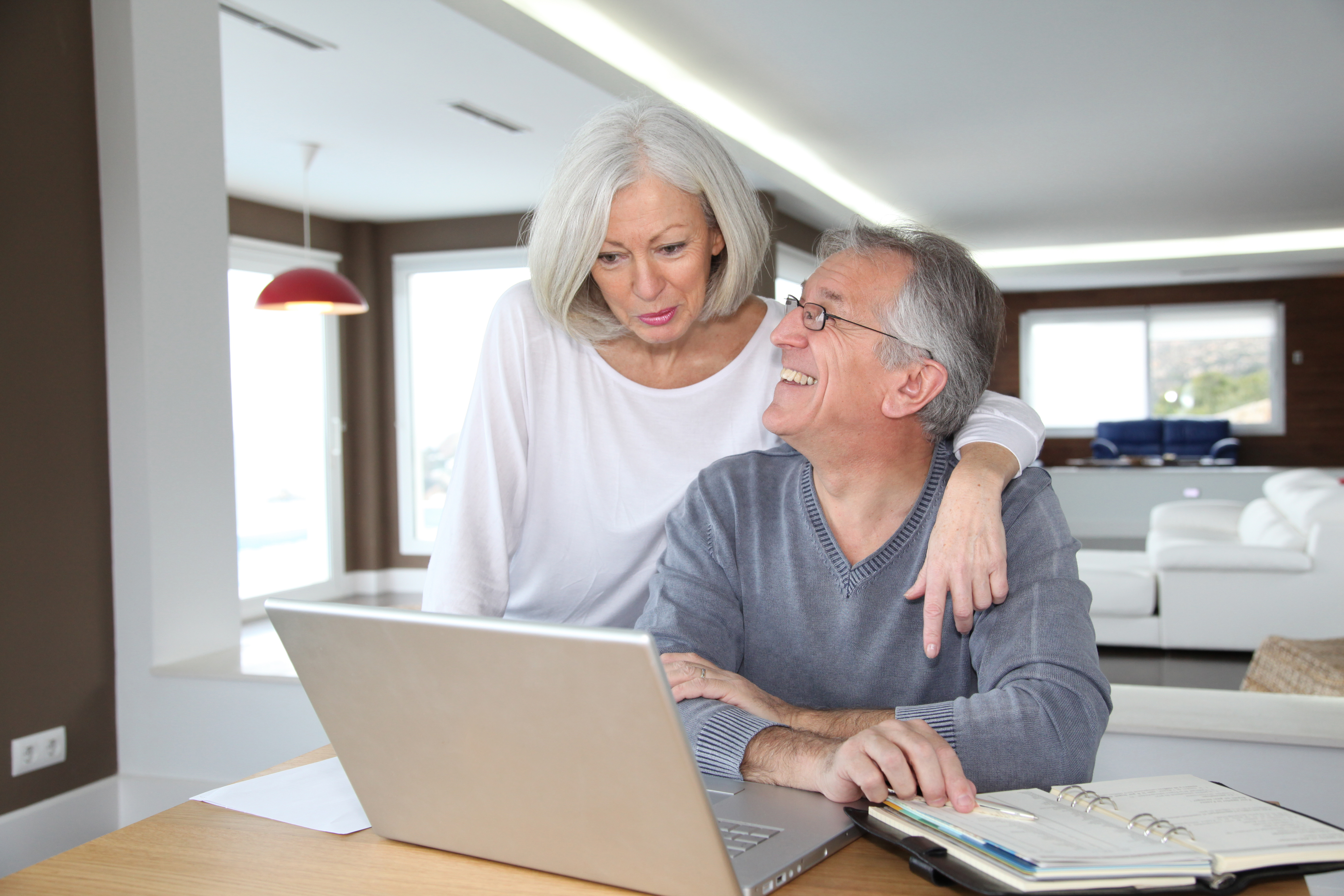 couple-using-laptop-to-enroll-in-medicare-supplement-plan-c