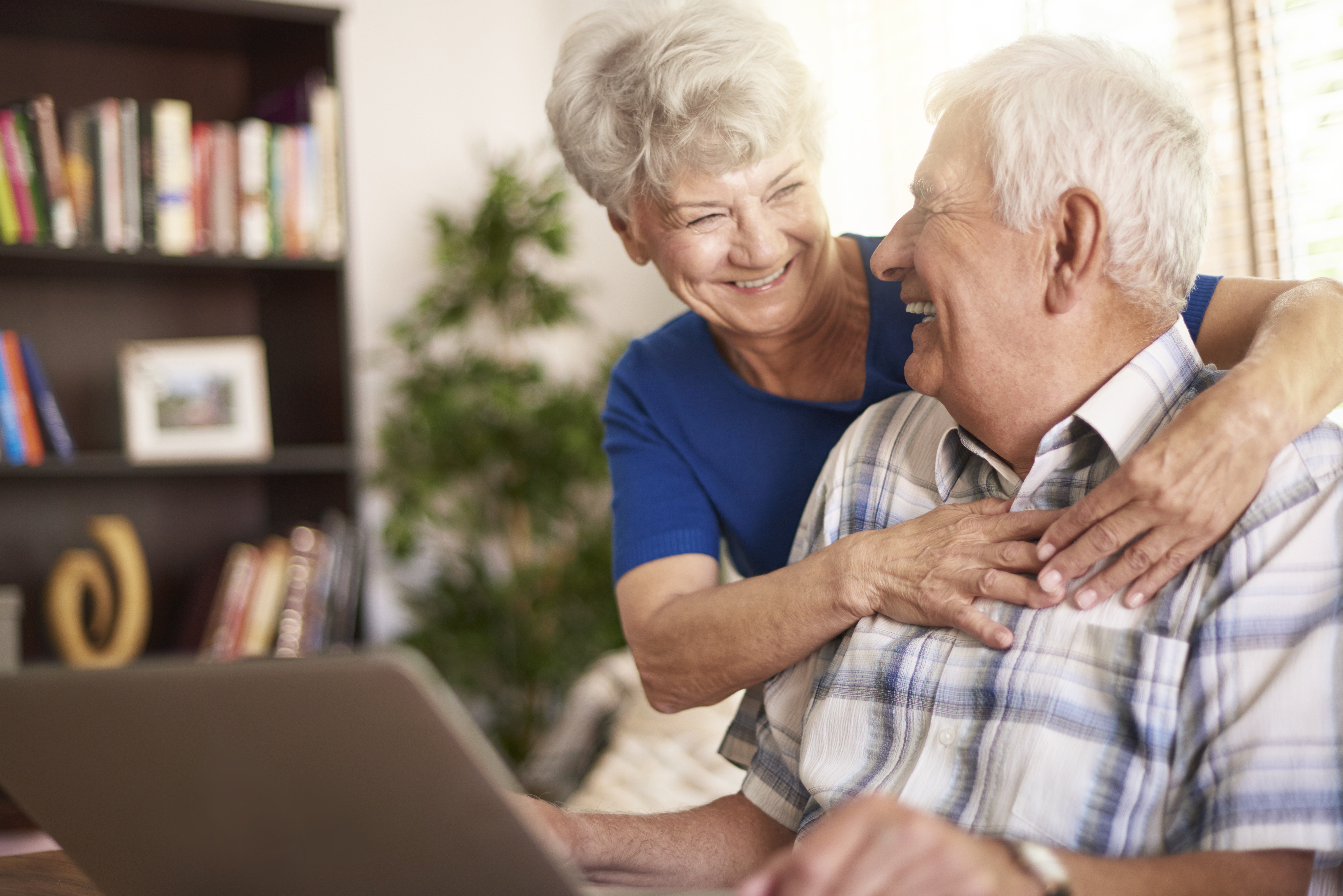 couple-using-laptop-to-enroll-in-medicare-supplement-plan-f