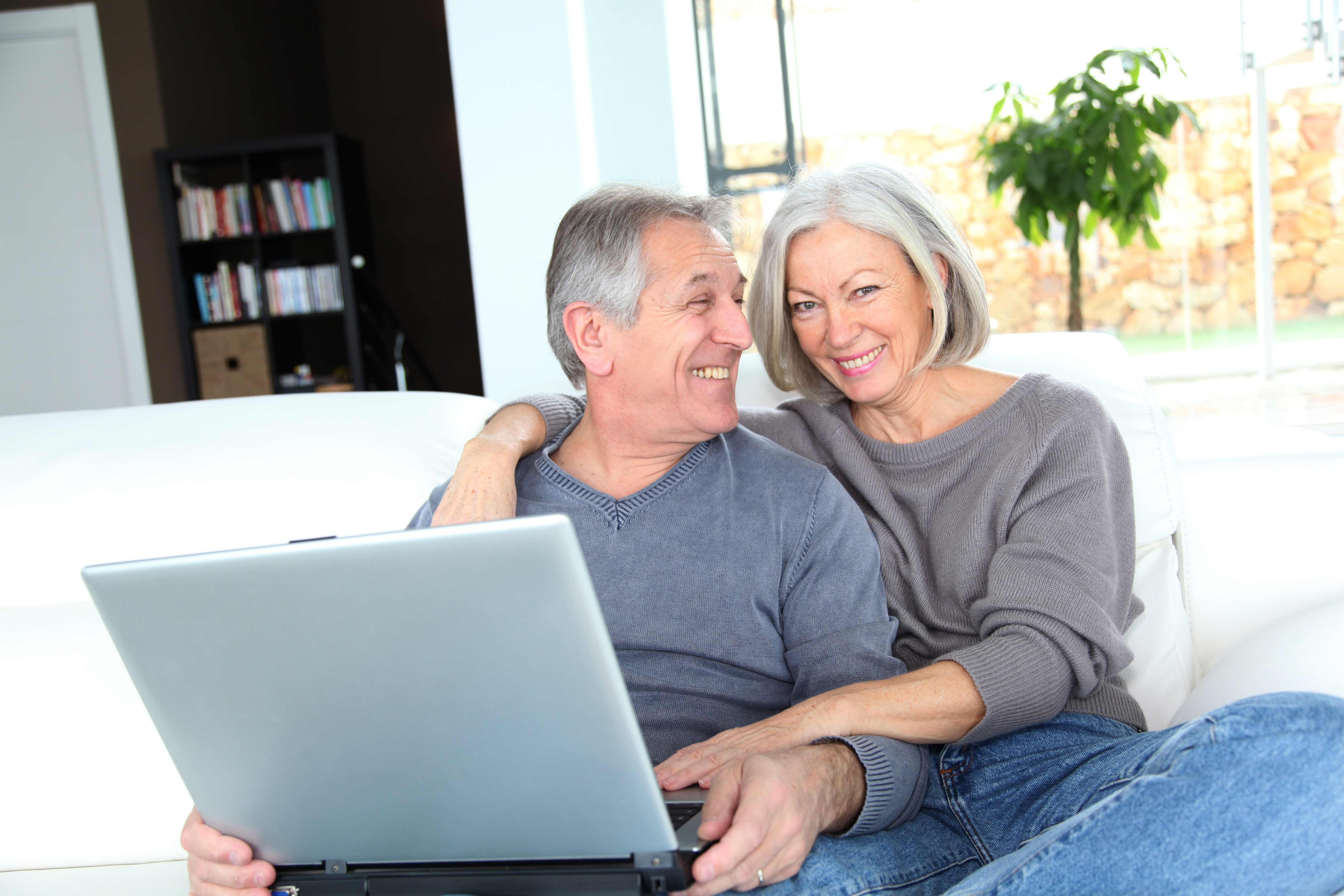 couple-using-laptop-to-enroll-in-medicare-supplement-plan-k
