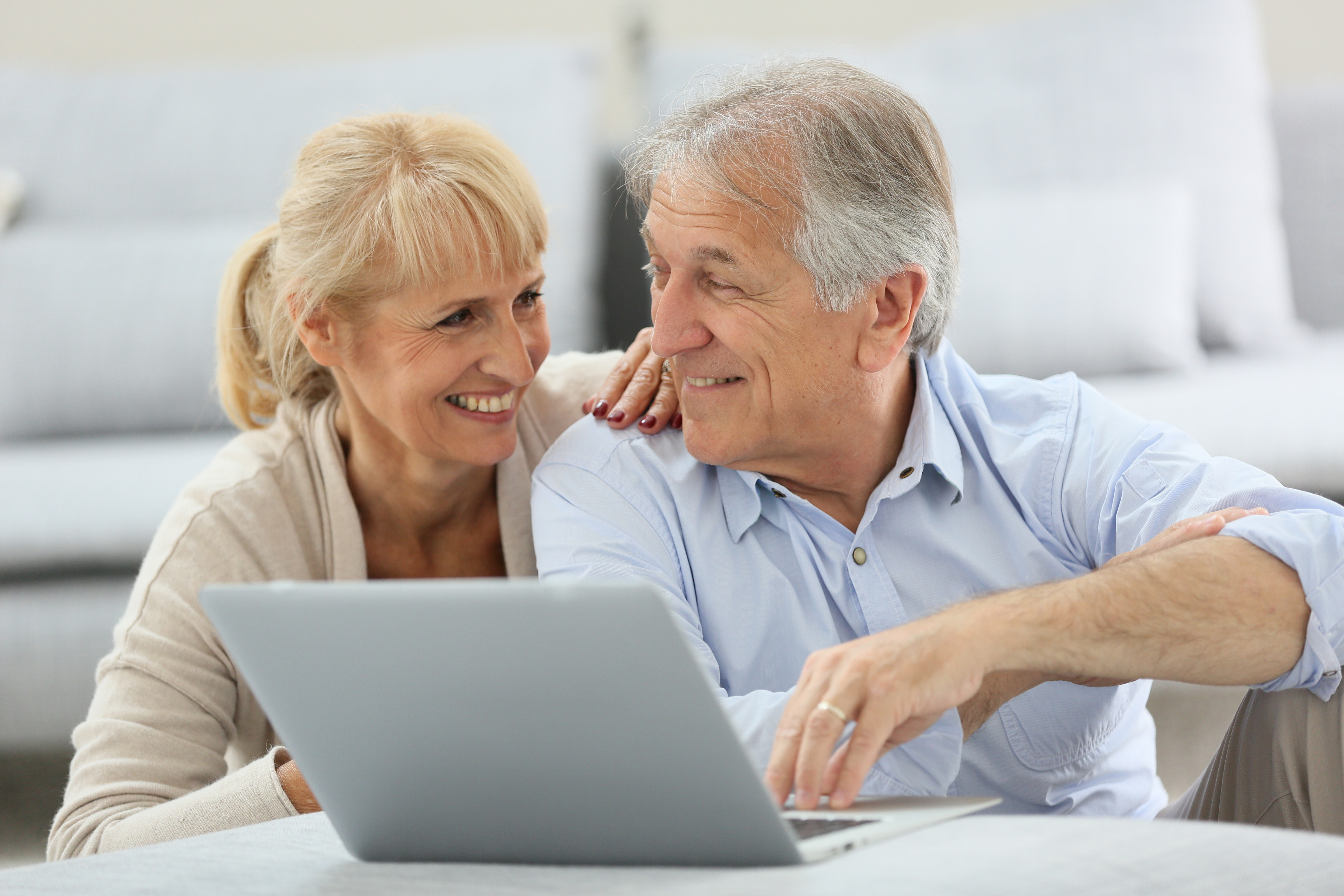 couple-using-laptop-to-enroll-in-medicare-supplement-plan-l